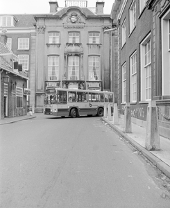 884699 Afbeelding van een kleine stadsbus (een midibus, WN-7000) van vervoersbedrijf westnederland, tijdens een ...